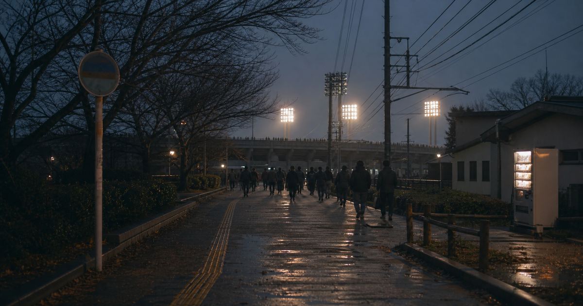 夕暮れのスタジアム外周。照明塔が灯り、観客が並木道を歩いている（イメージ）